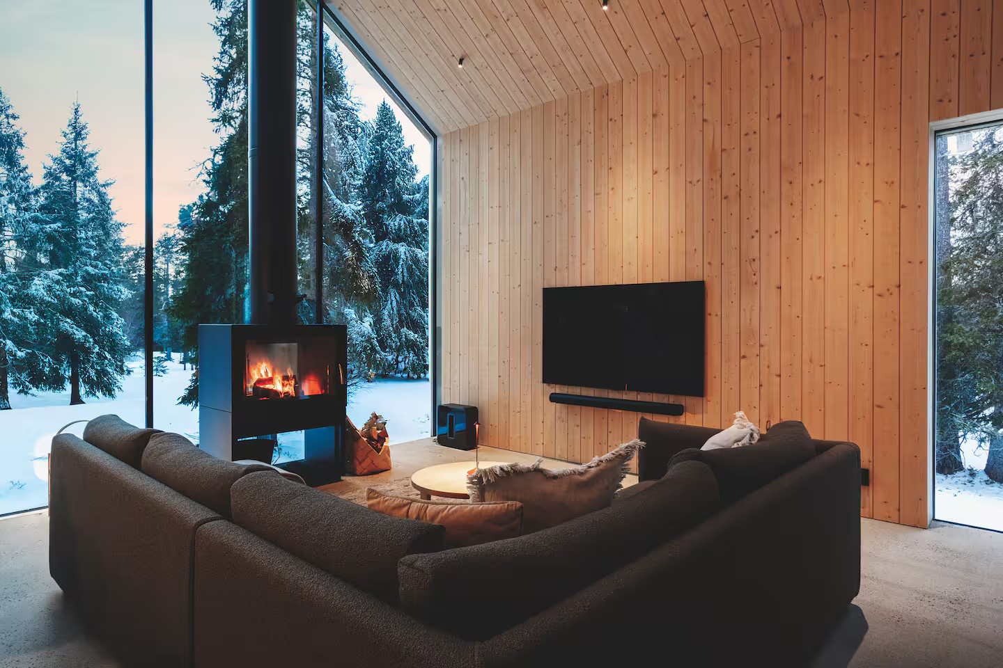 salon maison en bois Finlande avec pignon vitré Housu House salon maison en bois Finlande avec pignon vitré Housu House
