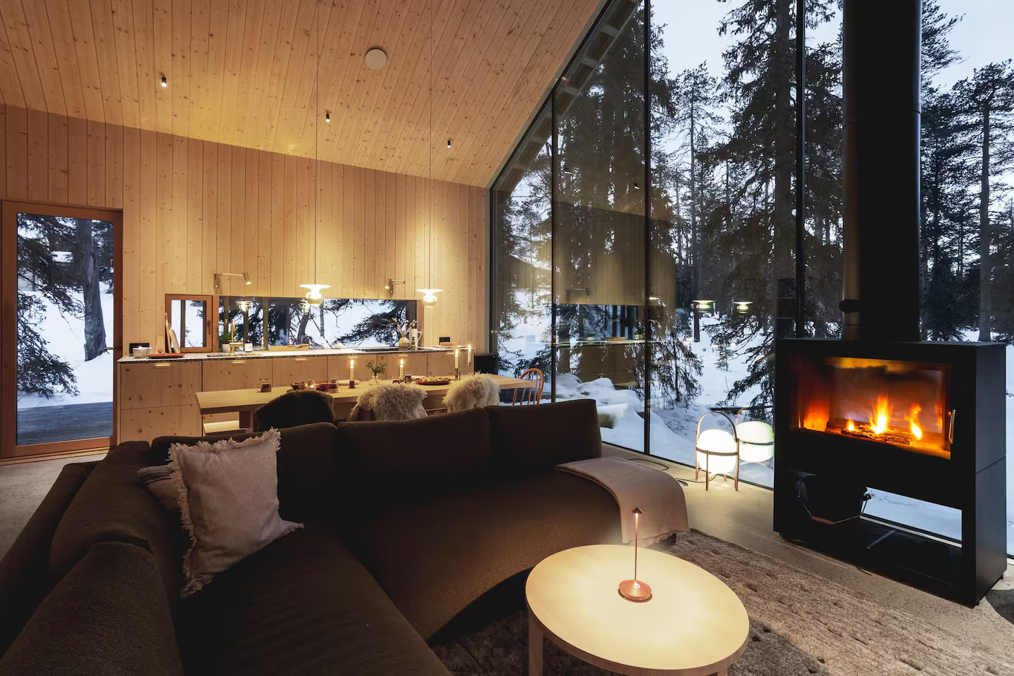 salon maison en bois Finlande avec pignon vitré Housu House salon maison en bois Finlande avec pignon vitré Housu House