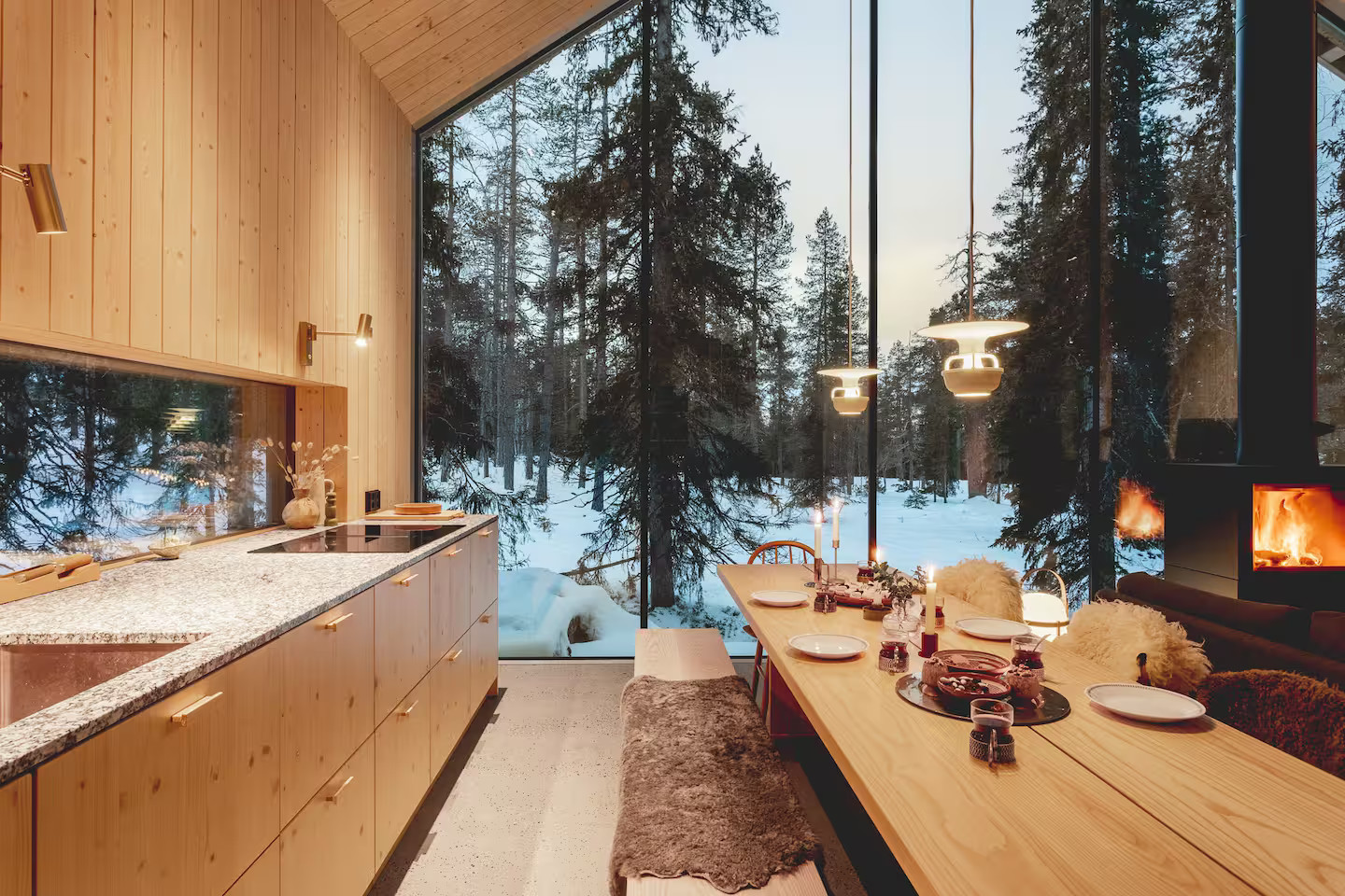 cuisine et salon maison en bois Finlande avec pignon vitré Housu House cuisine et salon maison en bois Finlande avec pignon vitré Housu House