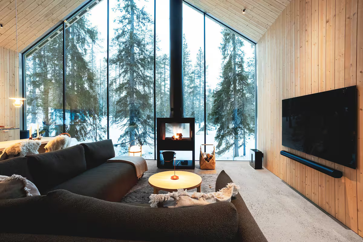 salon maison en bois Finlande avec pignon vitré Housu House salon maison en bois Finlande avec pignon vitré Housu House
