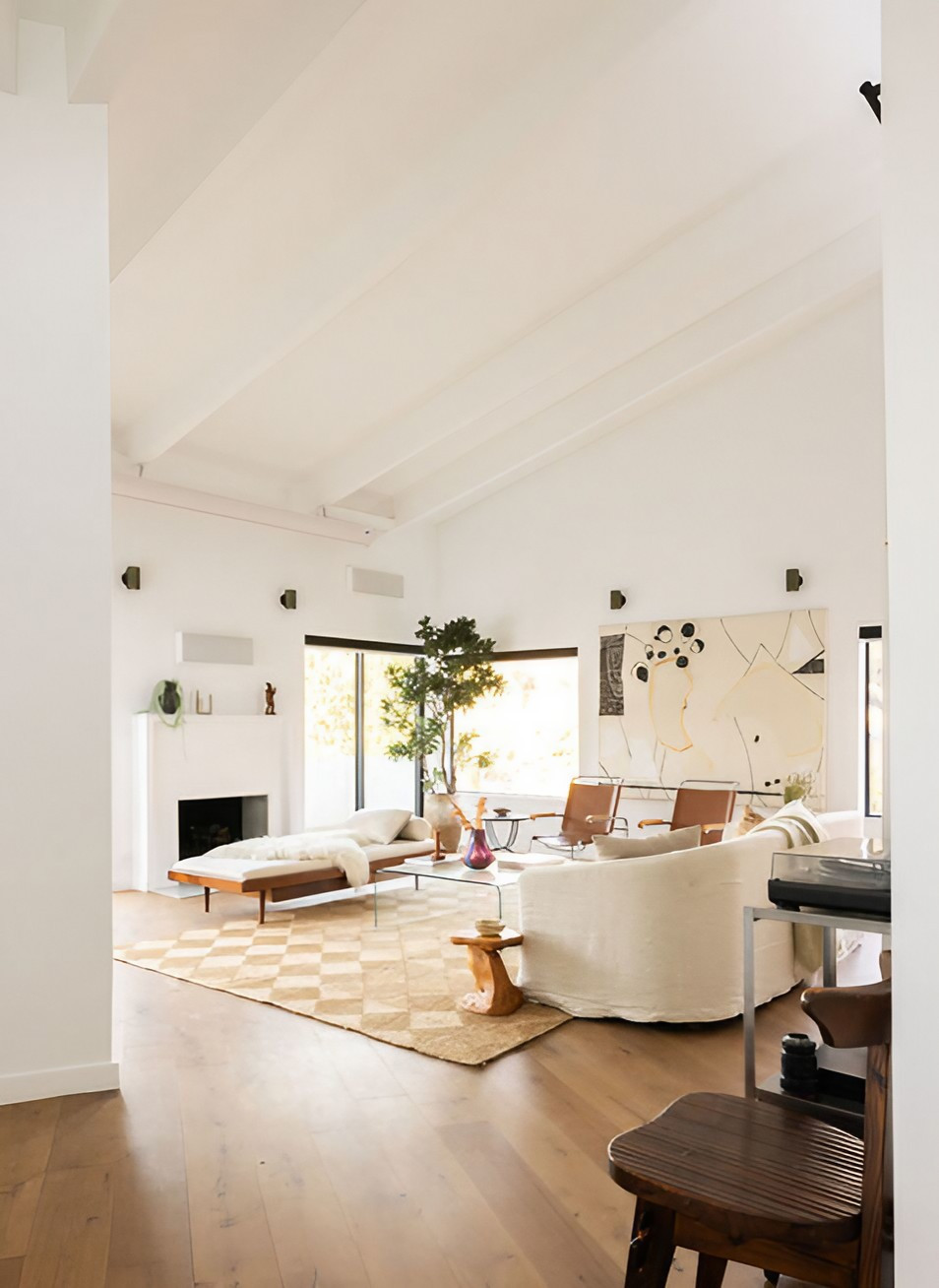 salon avec cheminée maison rénovée à Hollywood Hills décoration style contemporain et mid-century salon avec cheminée maison rénovée à Hollywood Hills décoration style contemporain et mid-century
