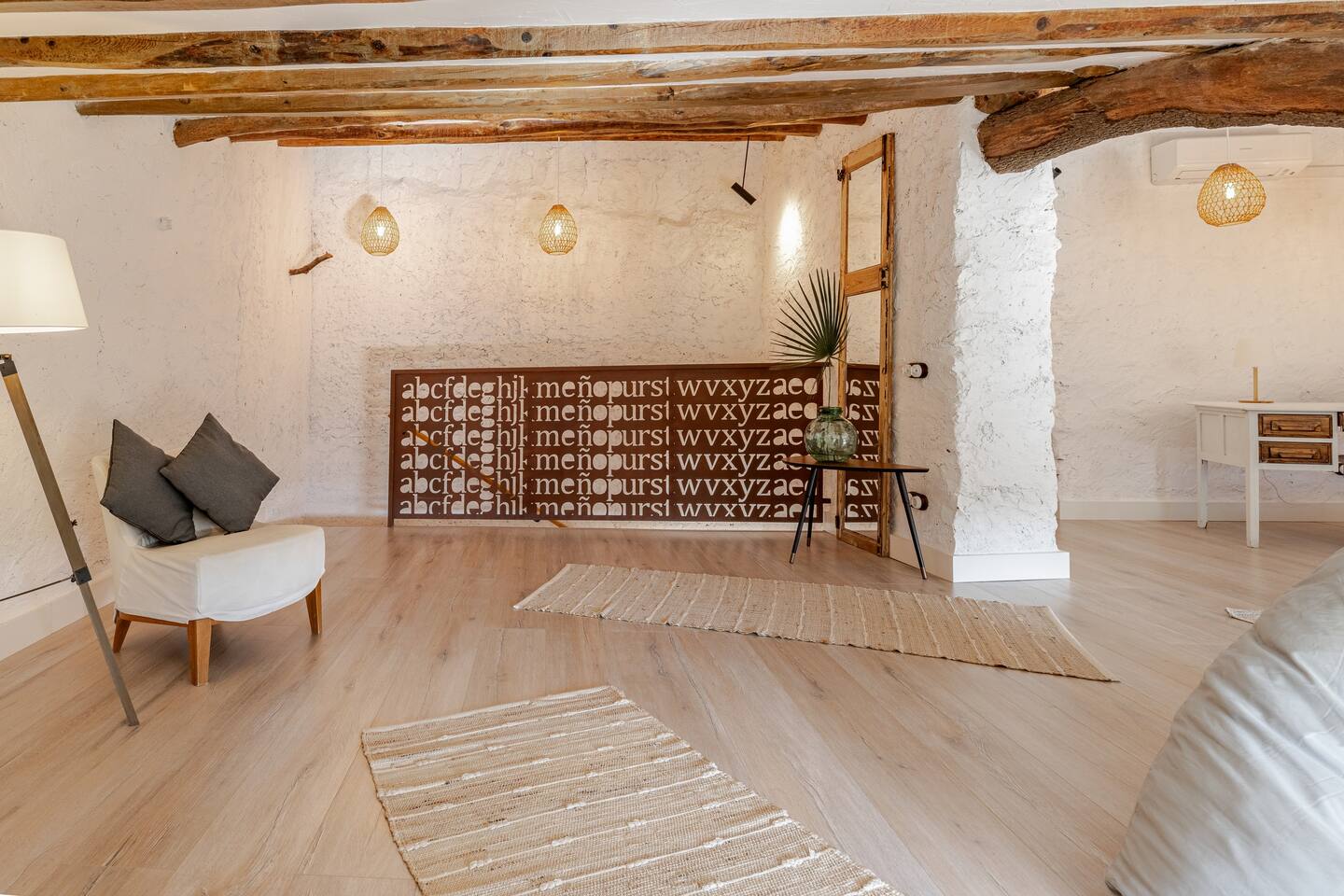 chambre avec poutres et mur en pierres maison de village chambre avec poutres et mur en pierres maison de village