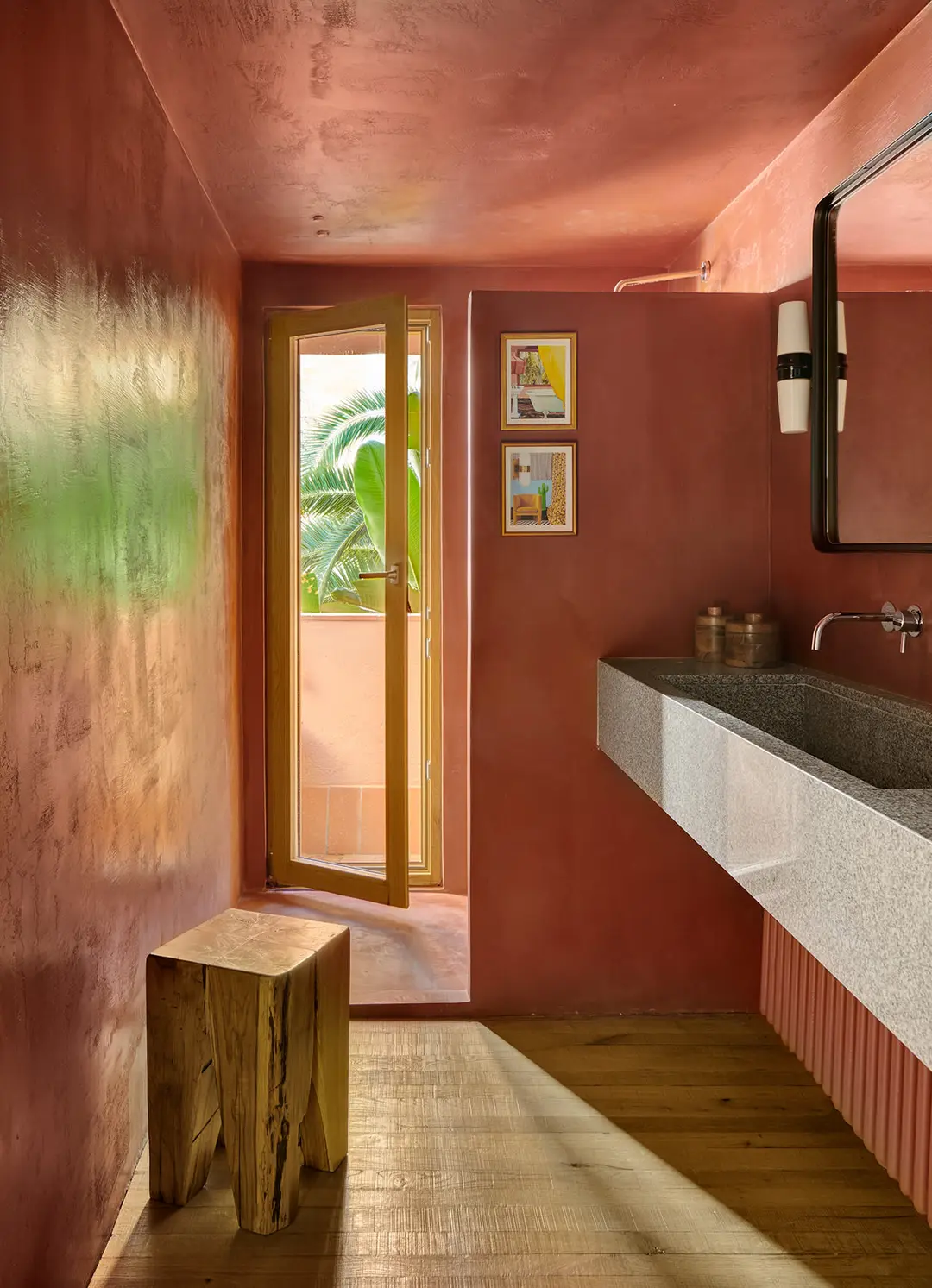 salle de bain terracotta foncé