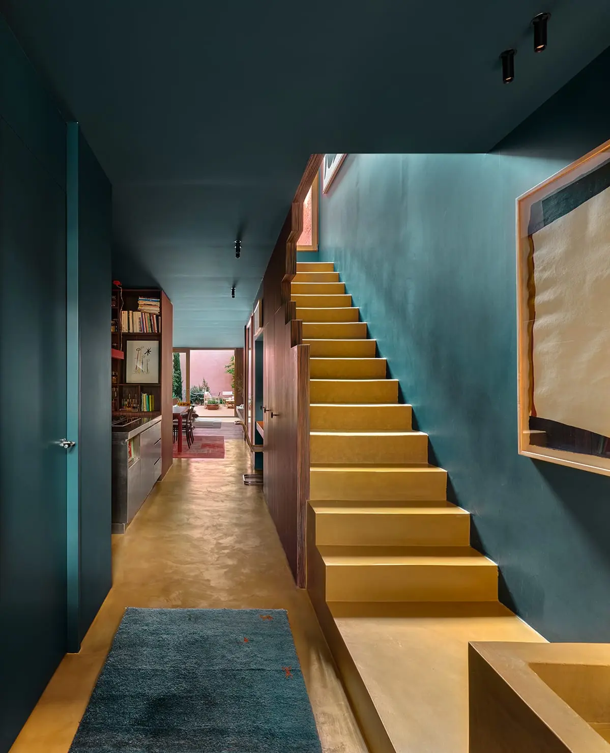 escalier peint en jaune