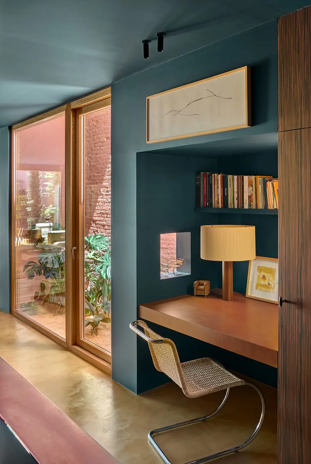 espace bureau dans salon maison de ville aux couleurs du sud avec jardin