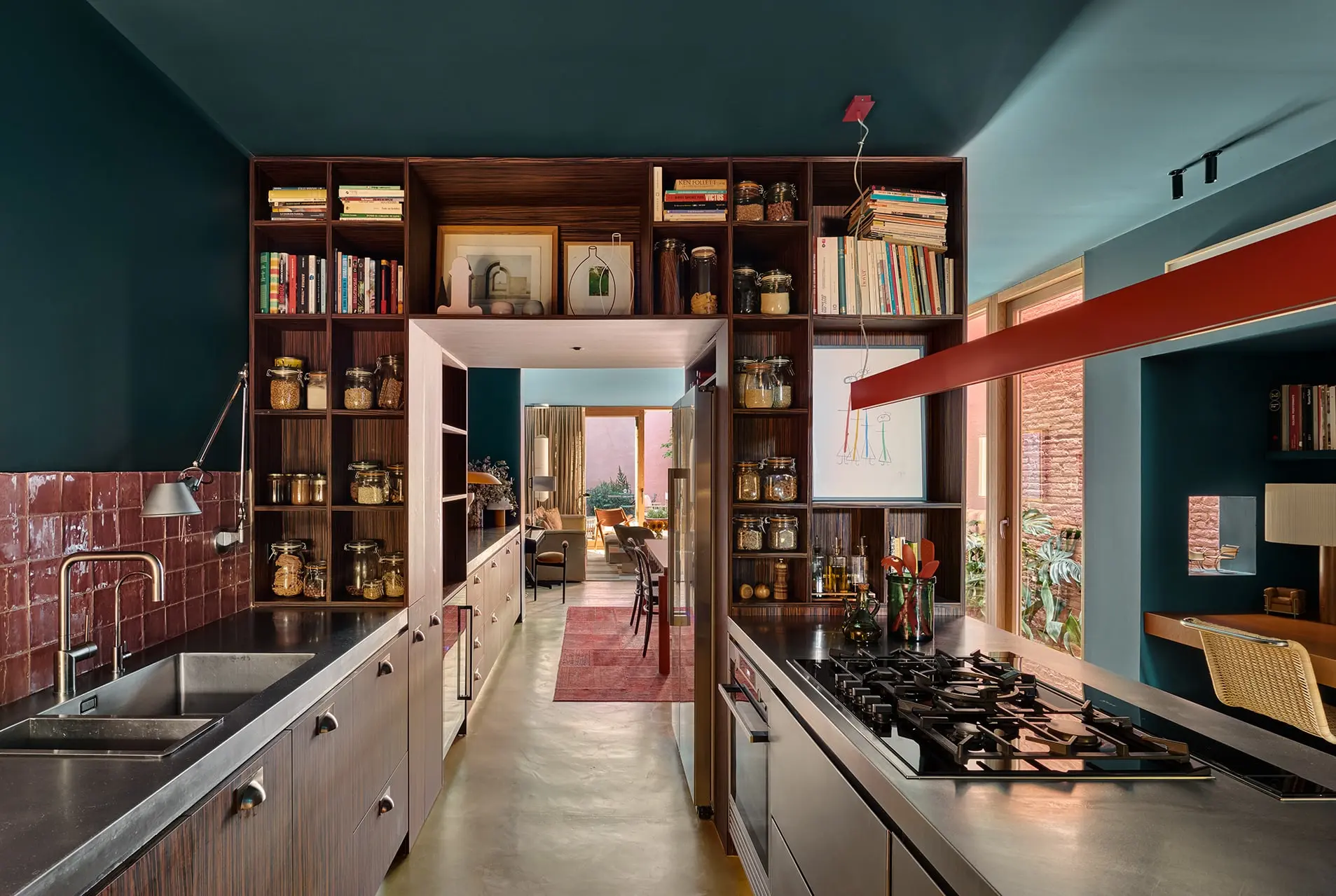 cuisine maison de ville aux couleurs du sud avec jardin