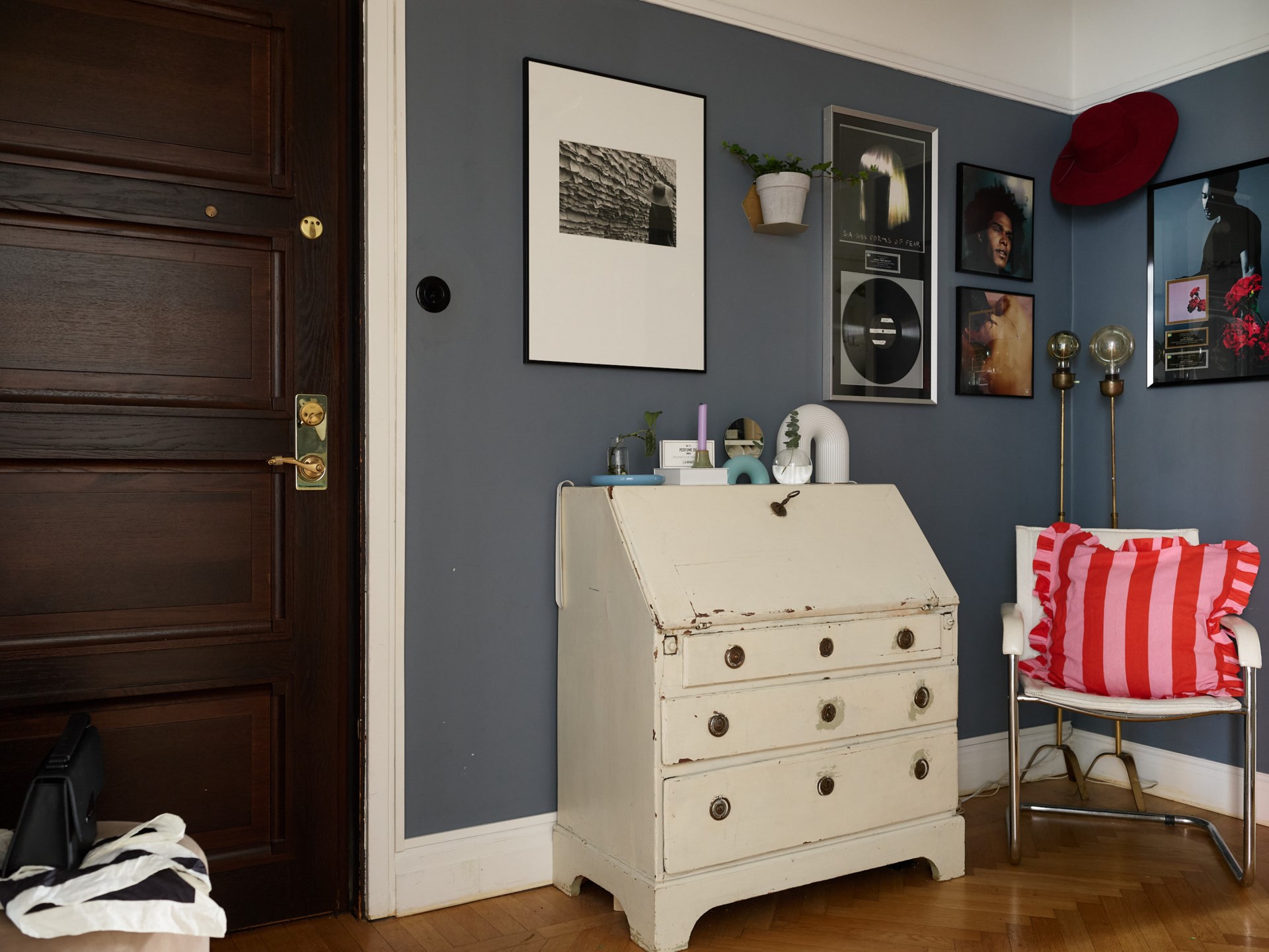 entrée murs bleus appartement 41m2 décoration vintage
