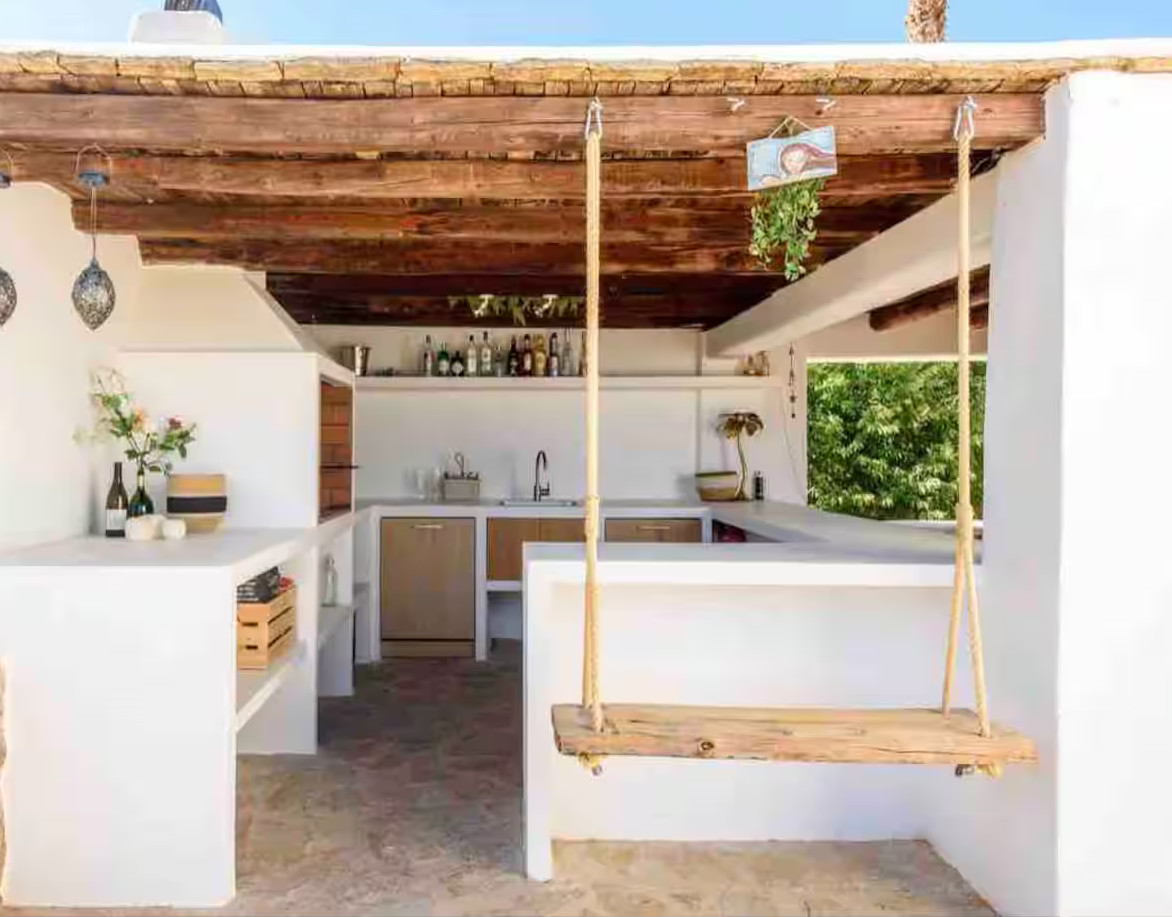 cuisine d cuisine d'été et terrasse couverte maison Ibiza