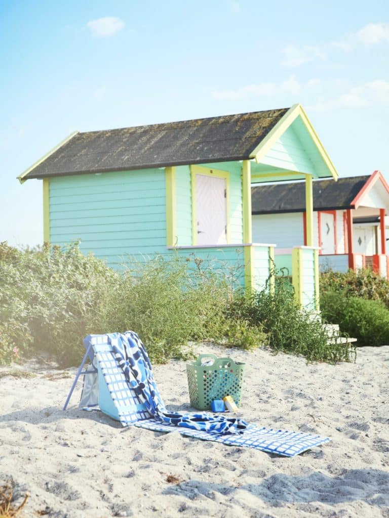 pique-niche sur la plage avec cabane en bois