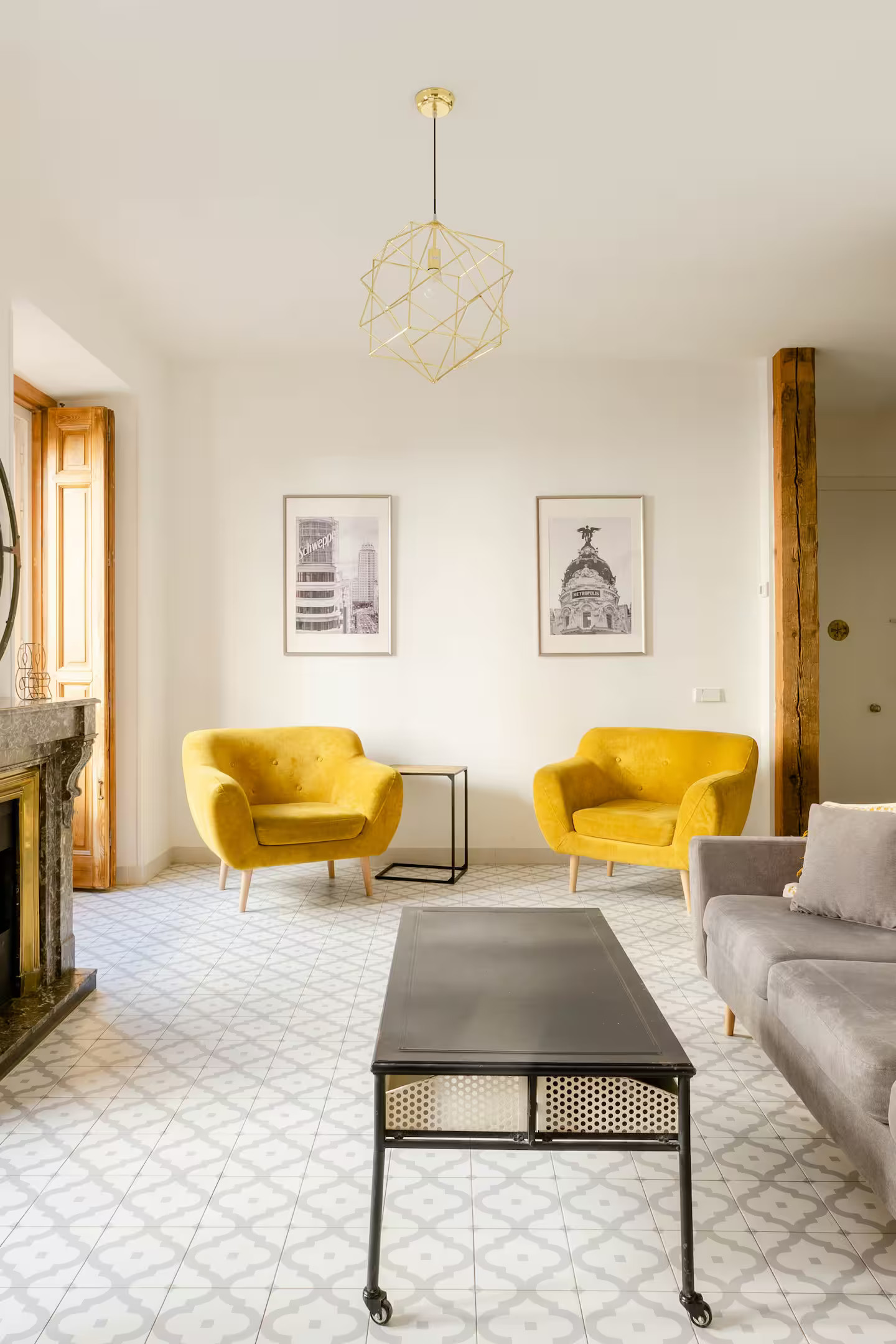 salon avec cheminée et poutres appartement Madrid salon avec cheminée et poutres appartement Madrid