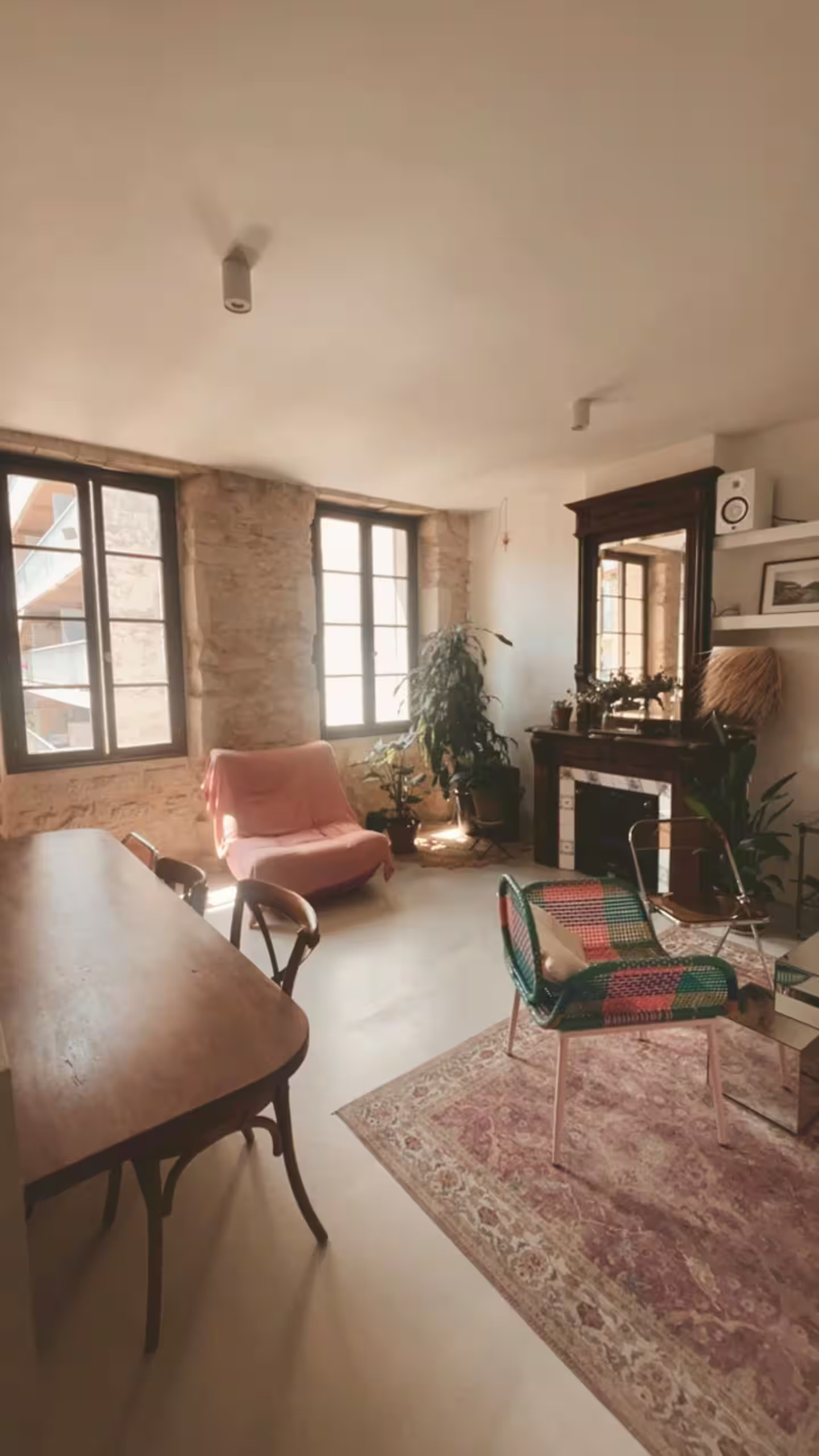 salon avec cheminée appartement Marseille