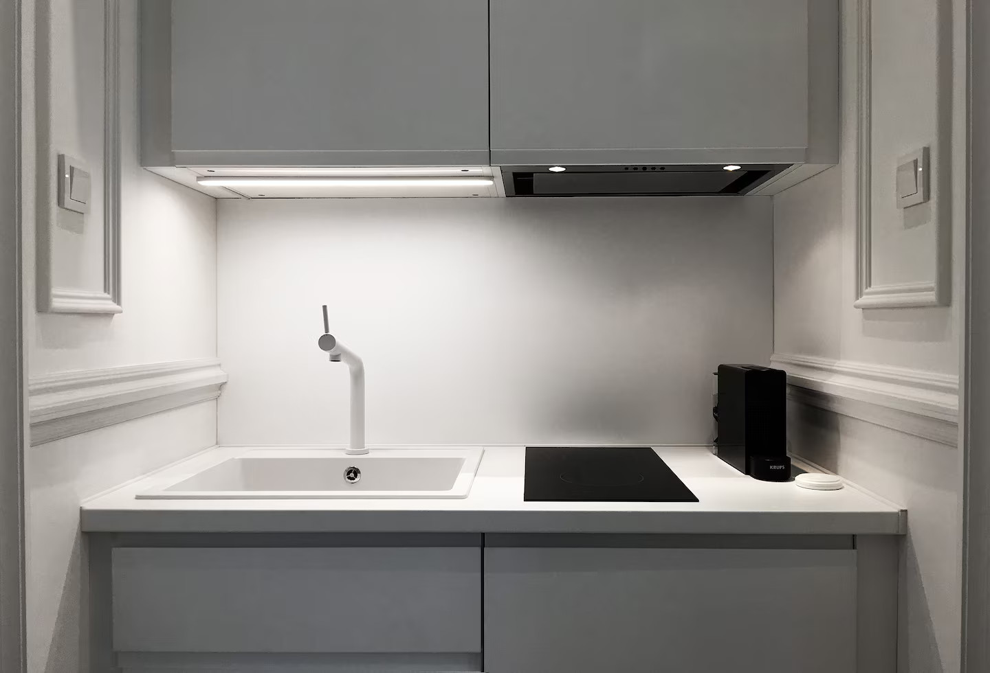 cuisine studio classique en noir et blanc décoration design