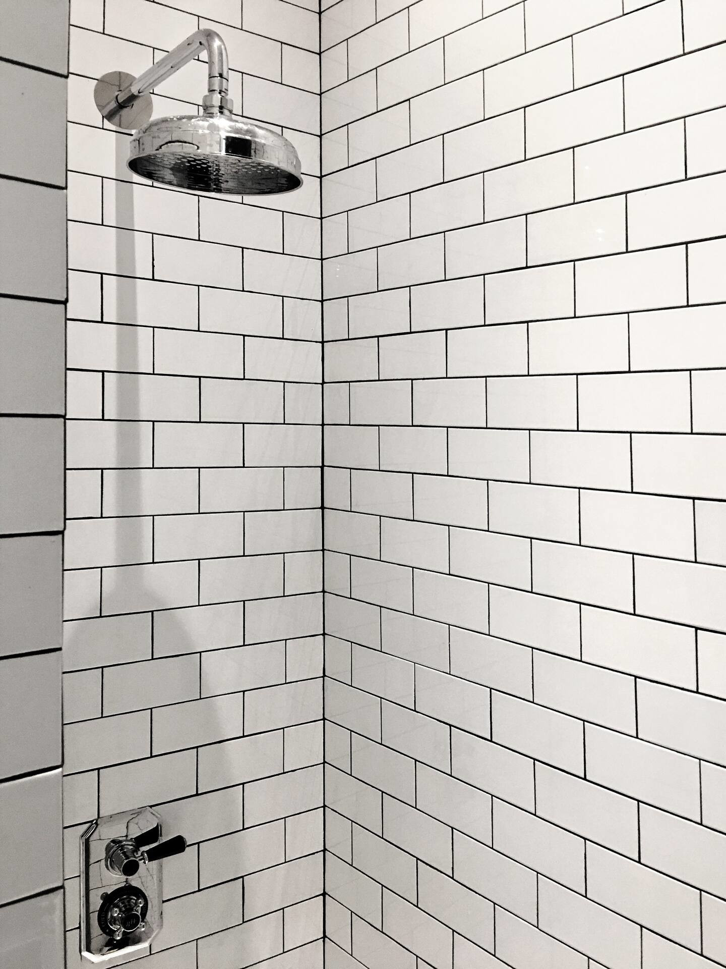 douche carrelage blanc