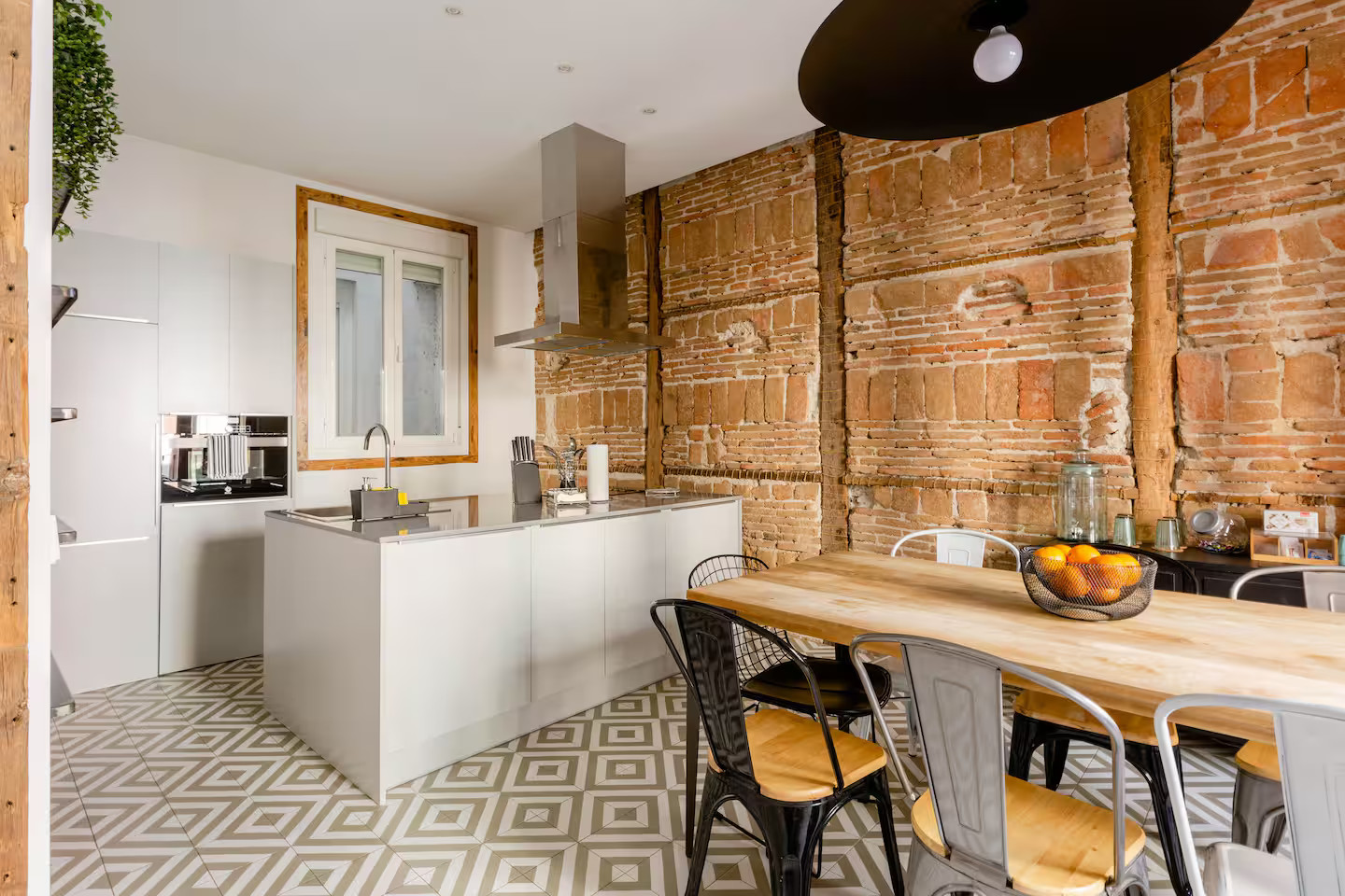 salle à manger et cuisine ouverte mur de briques et poutres appartement Madrid salle à manger et cuisine ouverte mur de briques et poutres appartement Madrid