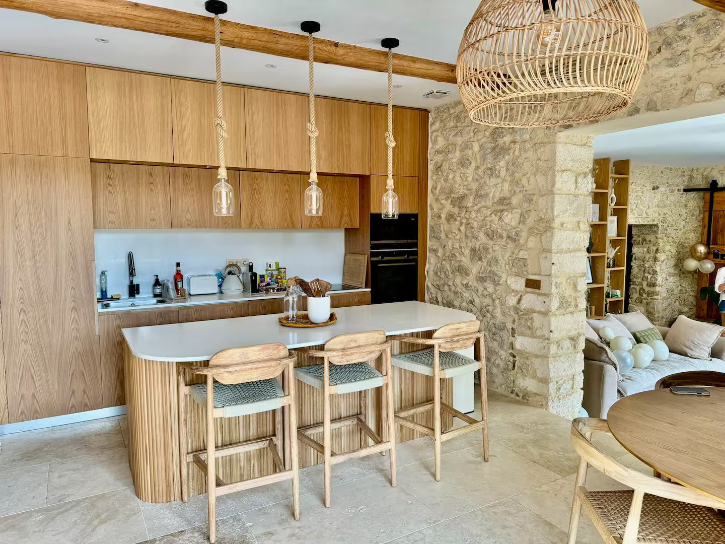 salle à manger et cuisine maison en pierres Mas Revive Grabels