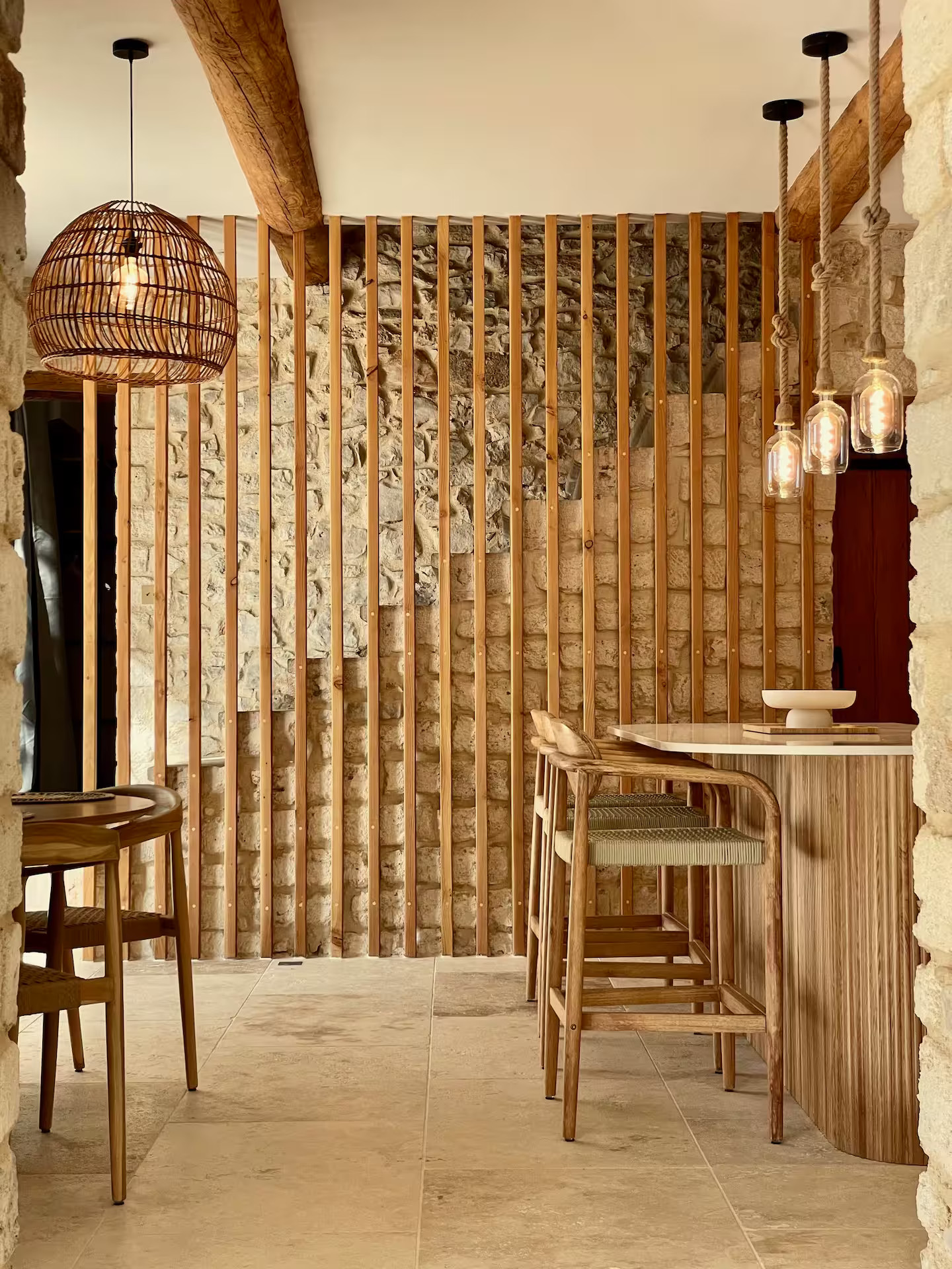 salle à manger et cuisine maison en pierres Mas Revive Grabels