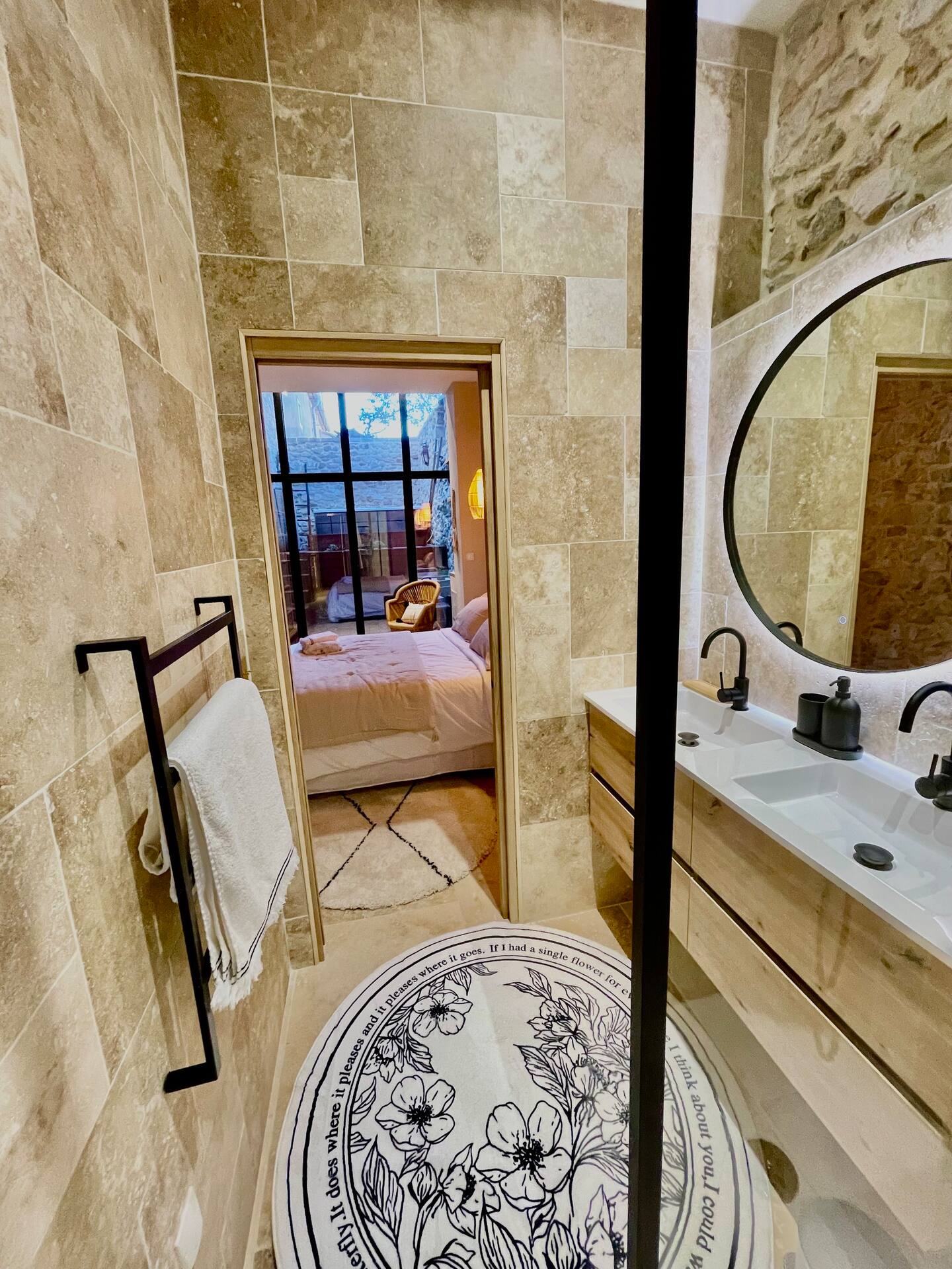 salle de bain et chambre Mas Revive Grabels