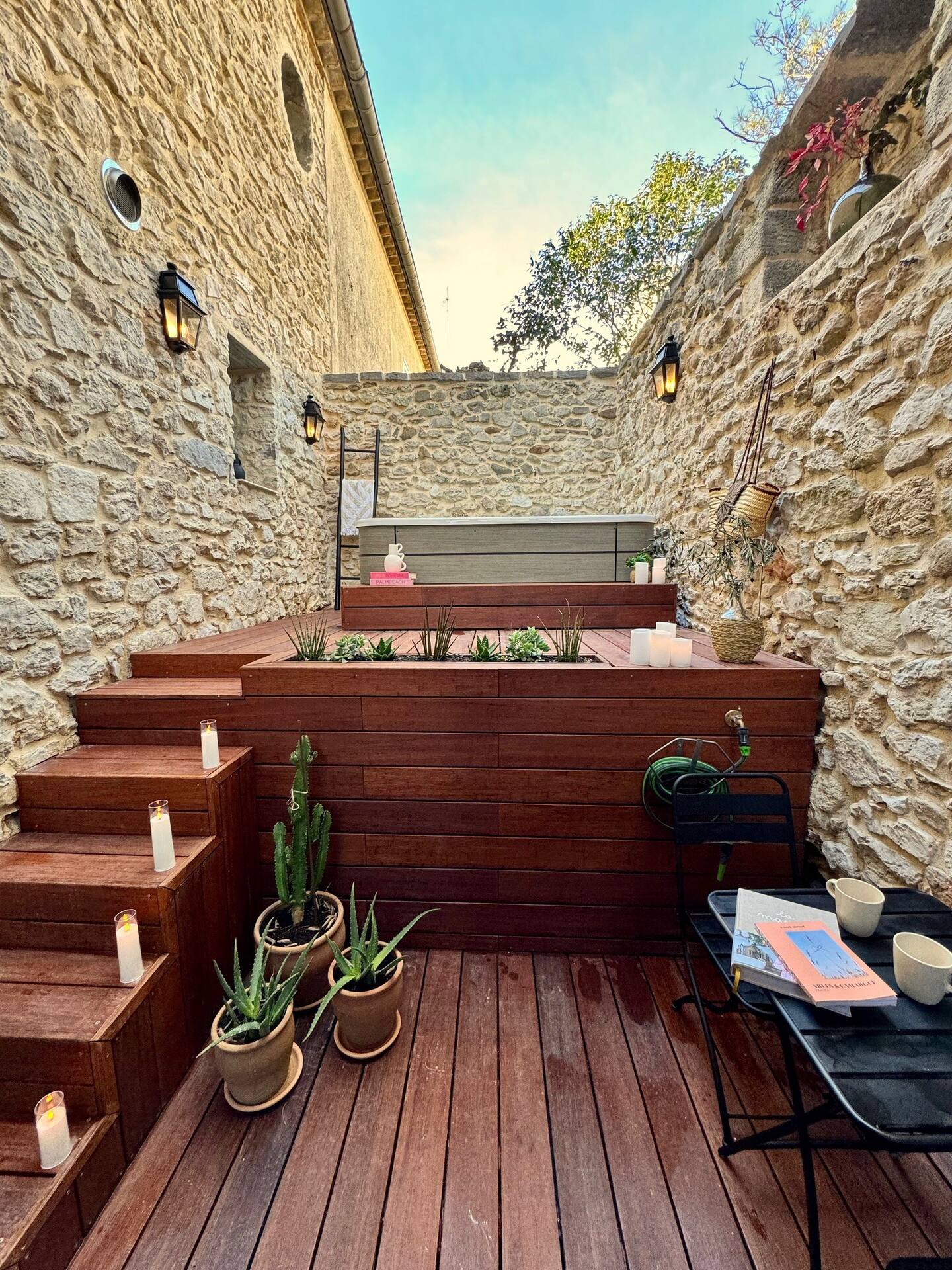 terrasse avec jacuzzi Mas Revive Grabels