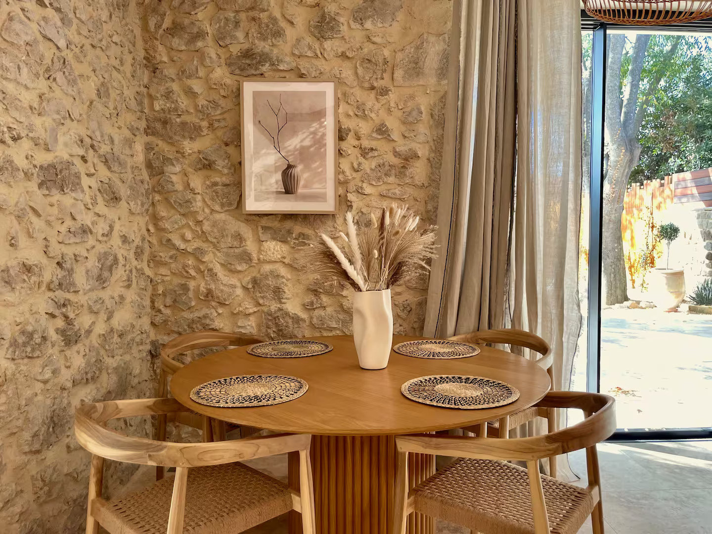 salle à manger maison en pierres Mas Revive Grabels
