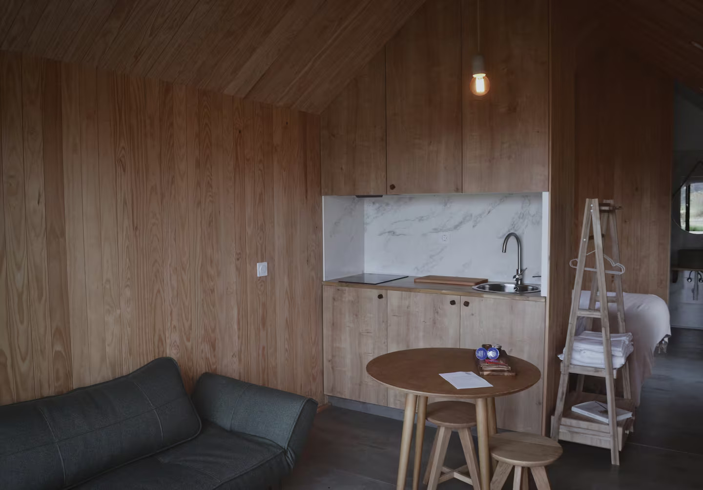 salon et cuisine petite maison en bois de 27m2