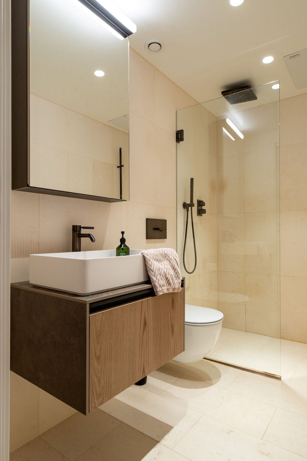 salle de bain moderne beige et bois duplex 100m2