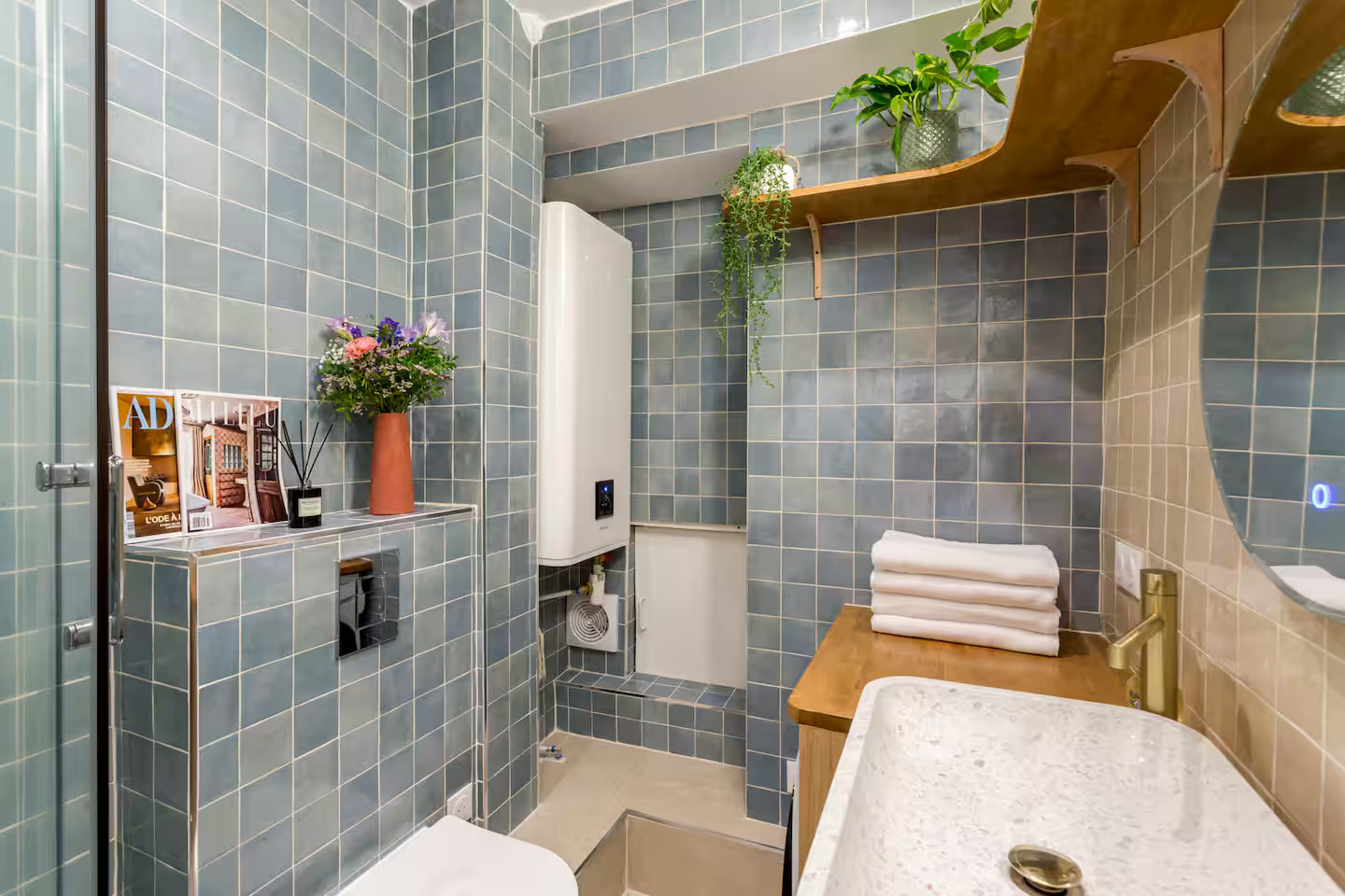 salle de bain bleue et bois
