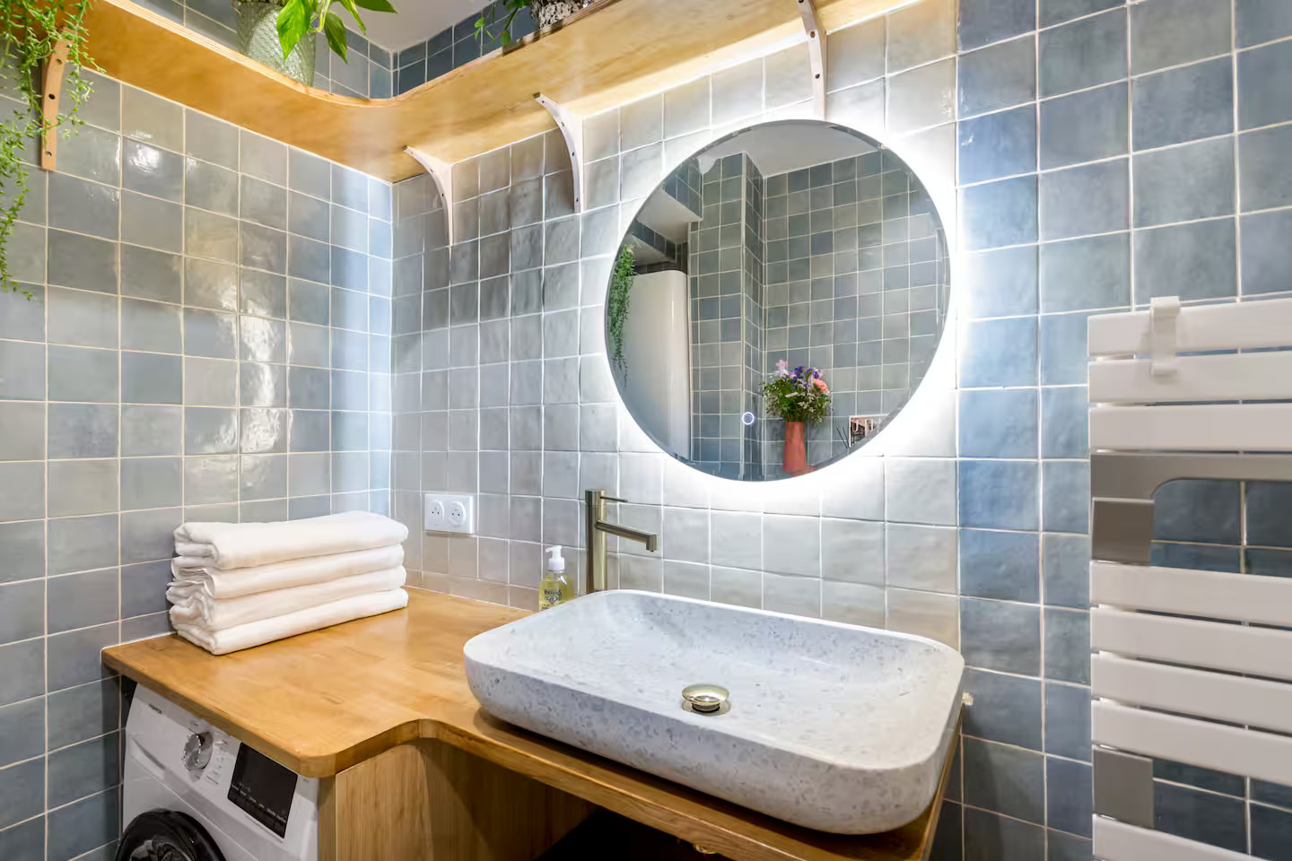 salle de bain bleue et bois