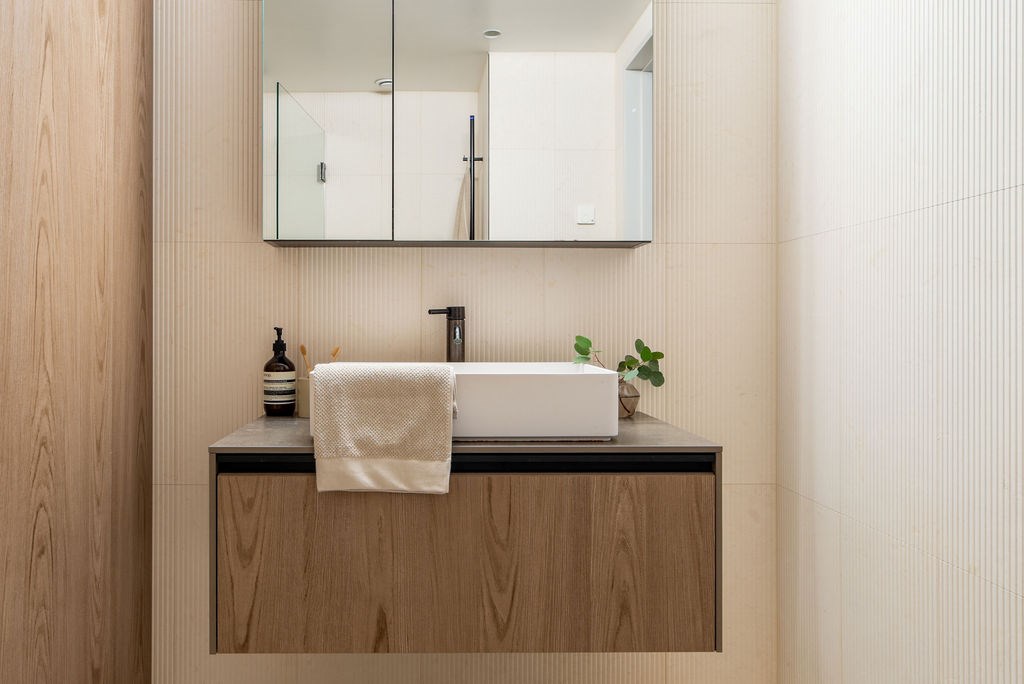 salle de bain moderne beige et bois duplex 100m2