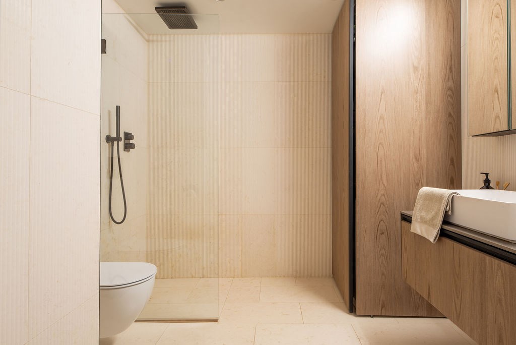 salle de bain moderne beige et bois duplex 100m2