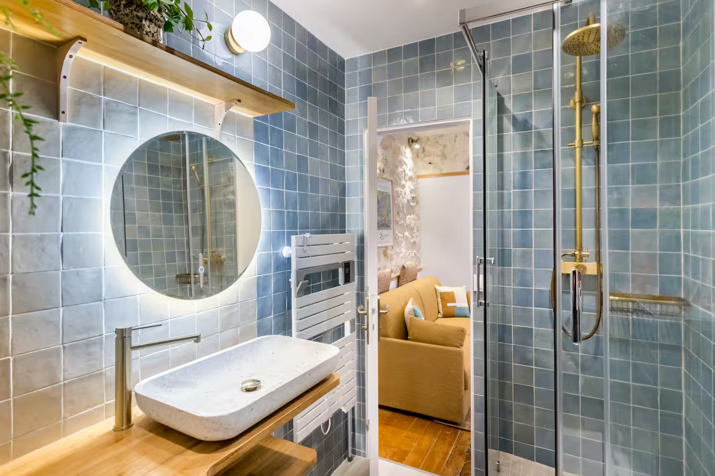 salle de bain bleue et bois