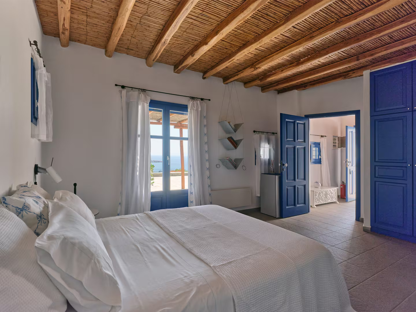 chambre avec poutres villa Agnanti chambre avec poutres villa Agnanti