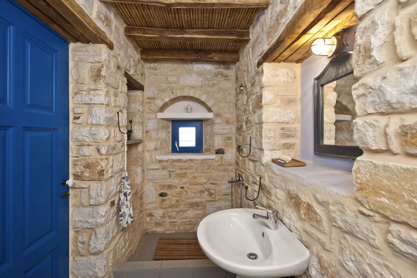 salle de bain avec poutres villa Agnanti salle de bain avec poutres villa Agnanti