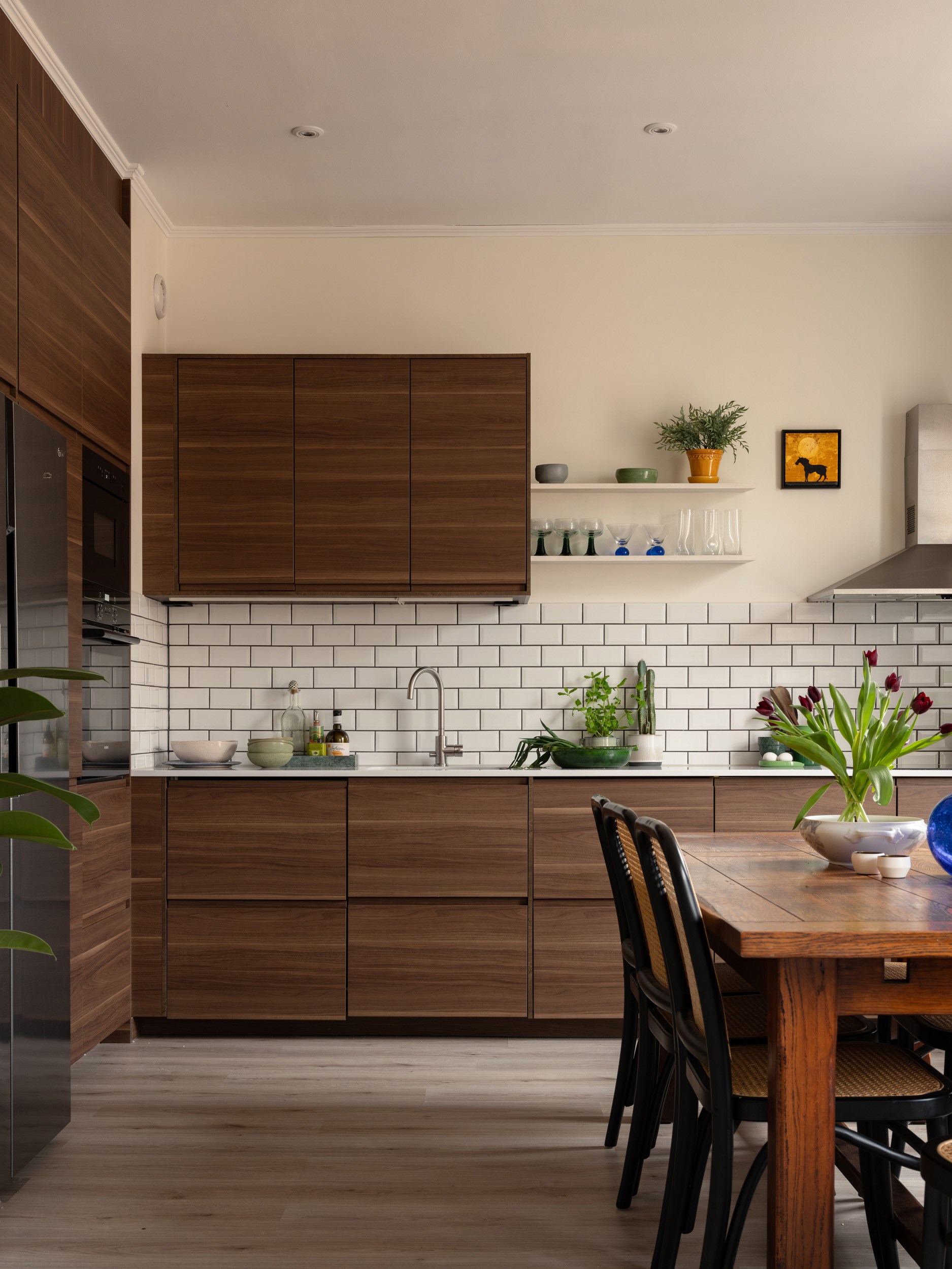 cuisine ouverte noyer deux-pièces 57m2 décoration vintage et scandinave cuisine ouverte noyer deux-pièces 57m2 décoration vintage et scandinave
