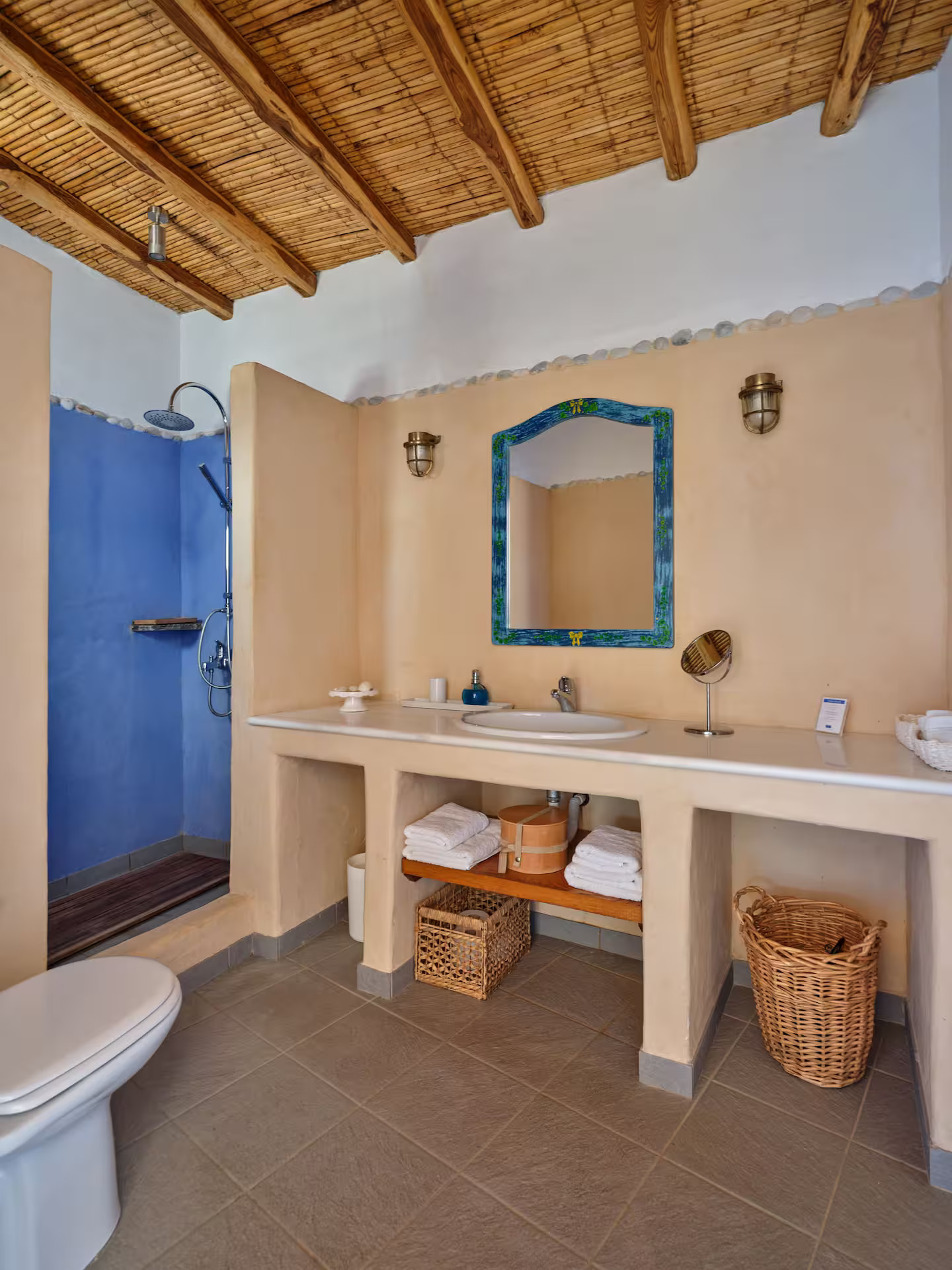 salle de bain avec poutres villa Agnanti salle de bain avec poutres villa Agnanti