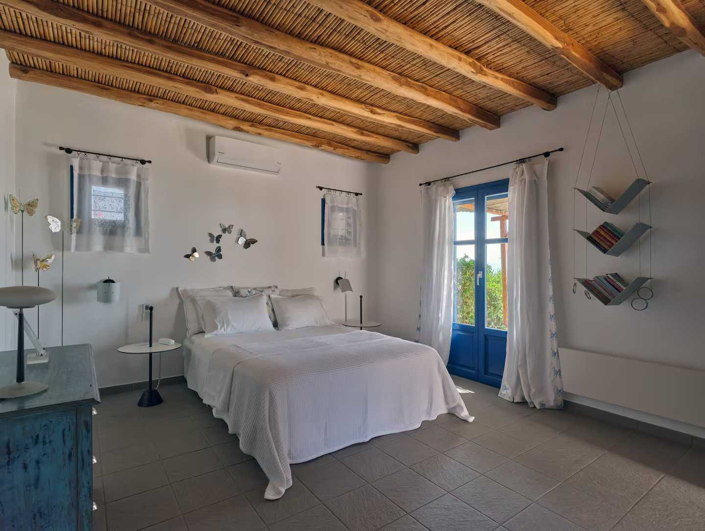 chambre avec poutres villa Agnanti chambre avec poutres villa Agnanti