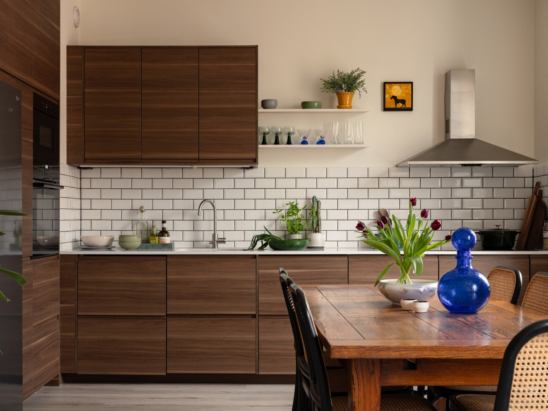 cuisine ouverte noyer deux-pièces 57m2 décoration vintage et scandinave cuisine ouverte noyer deux-pièces 57m2 décoration vintage et scandinave