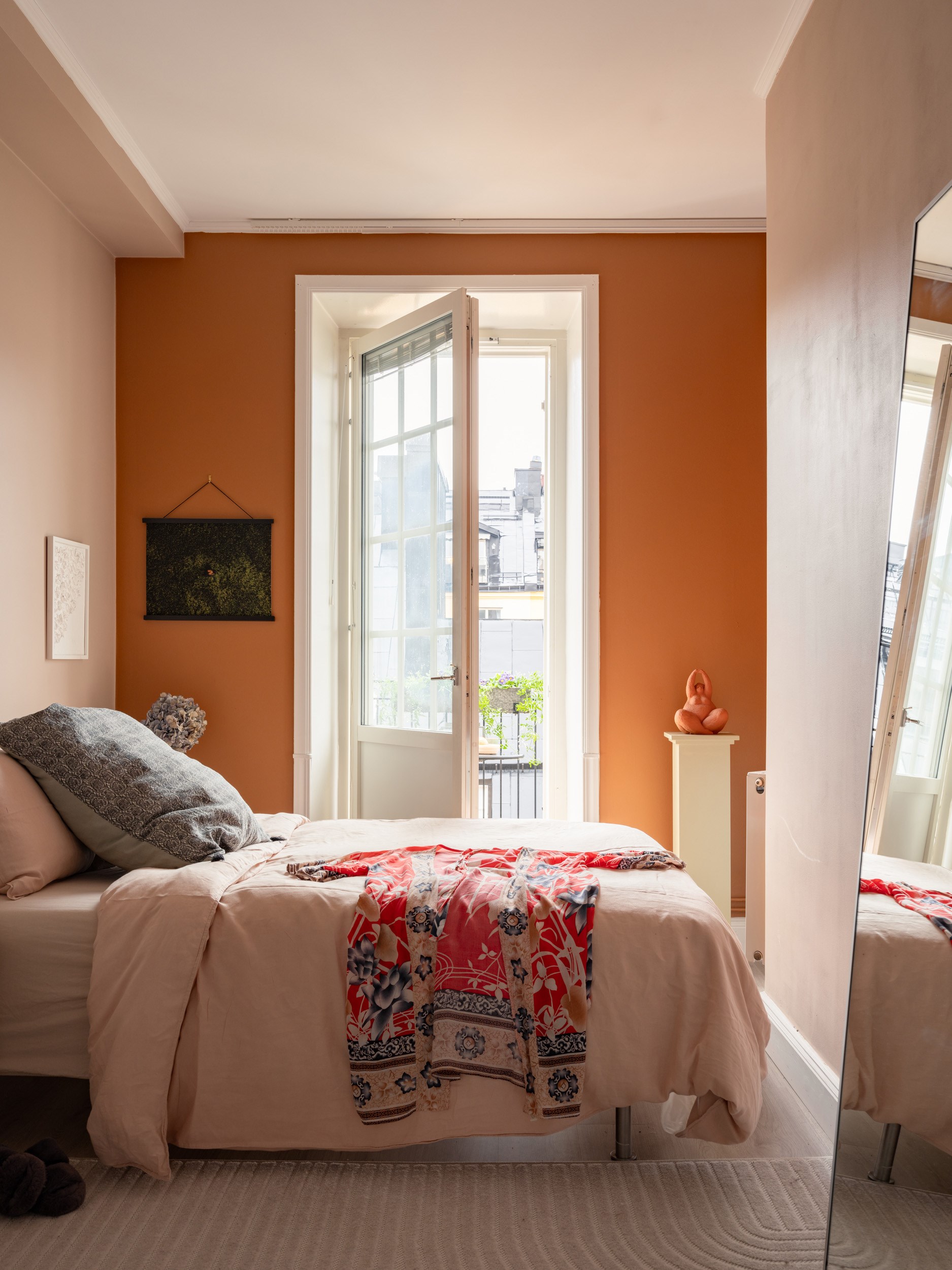 chambre murs terracotta deux-pièces 57m2 décoration vintage et scandinave chambre murs terracotta deux-pièces 57m2 décoration vintage et scandinave