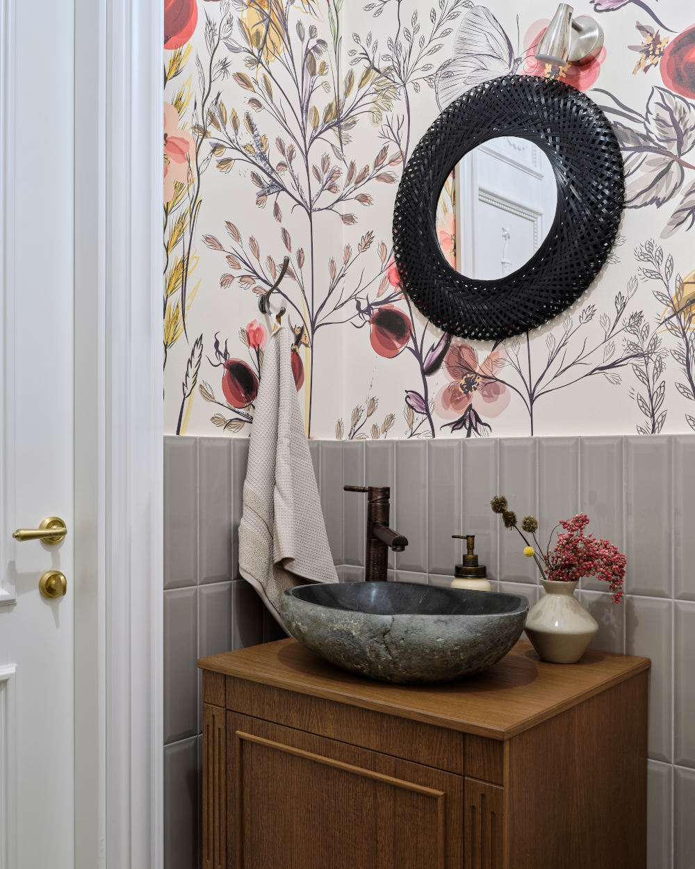 salle de bain avec papier-peint floral salle de bain avec papier-peint floral