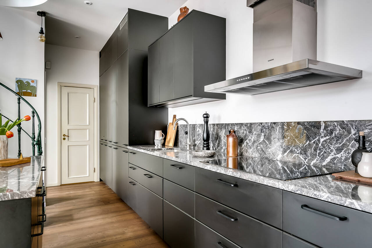 cuisine ouverte noire appartement 100m2 en duplex