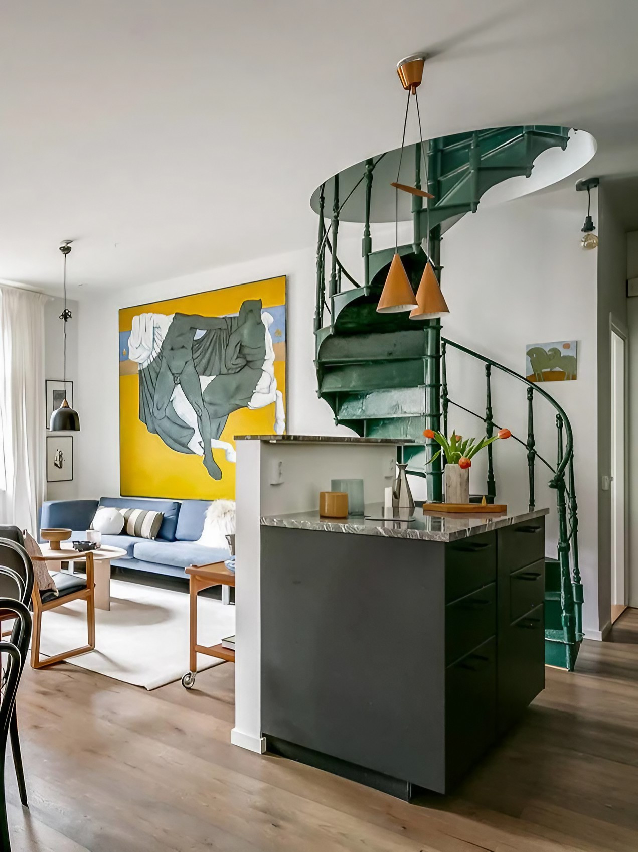 salon avec escalier vert en colimaçon appartement 100m2 en duplex