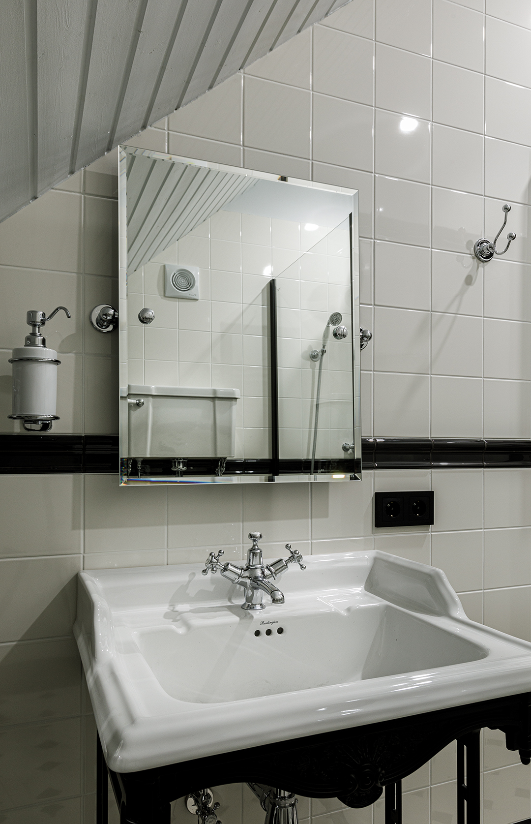 salle de bain blanche et noire rétro