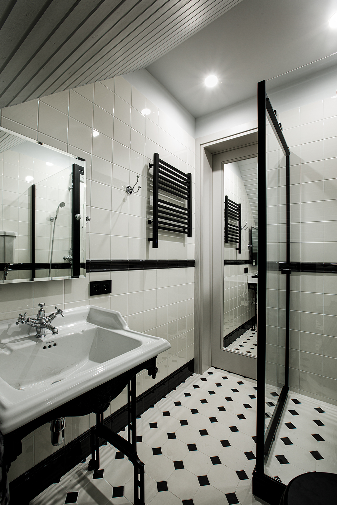 salle de bain blanche et noire sol cabochons