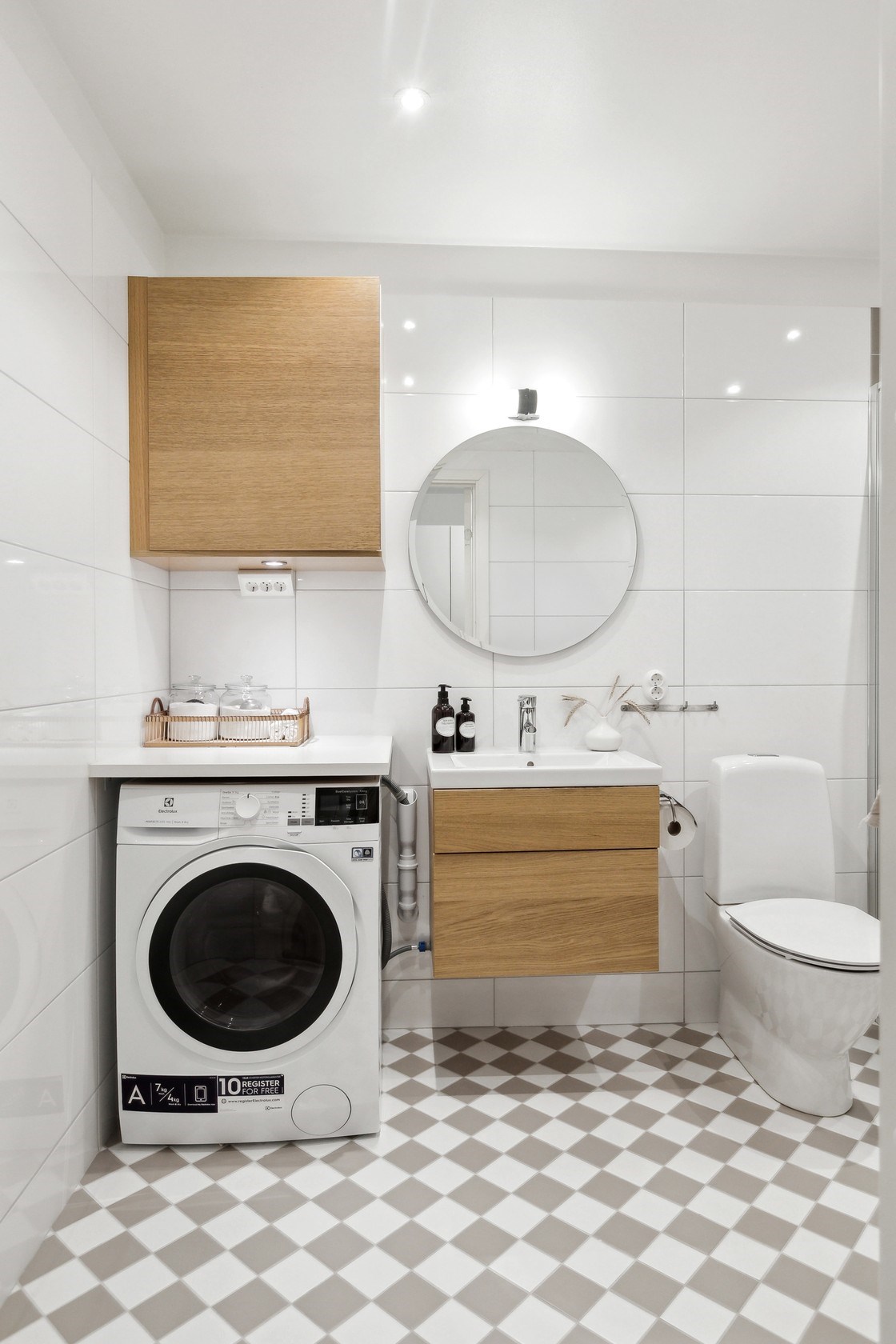 salle de bain sol carrelage damier marron et blanc