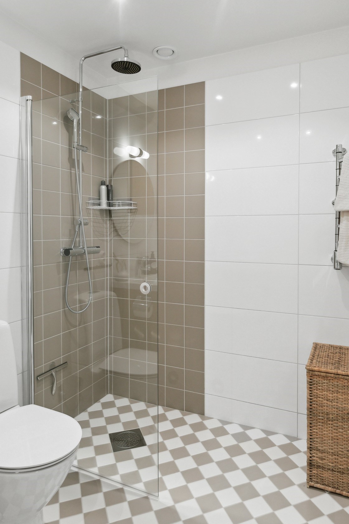 salle de bain sol carrelage damier marron et blanc