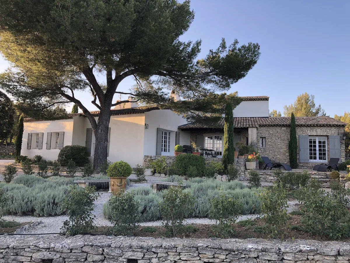 maison de vacances avec piscine et tennis privé à Gordes maison de vacances avec piscine et tennis privé à Gordes