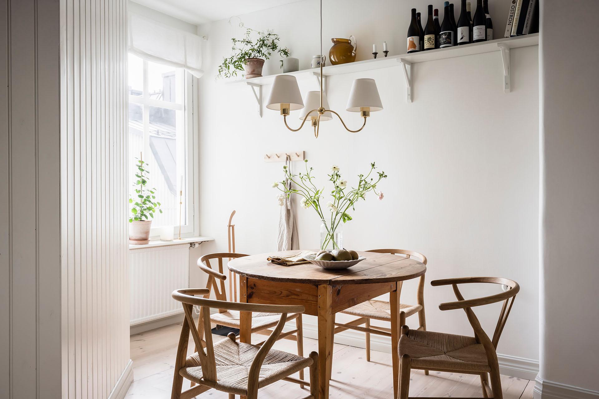 salle à manger table ronde chaises wishbone décoration scandinave