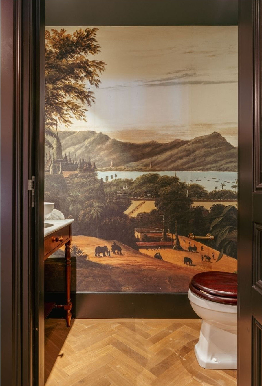 toilettes avec papier-peint panoramique