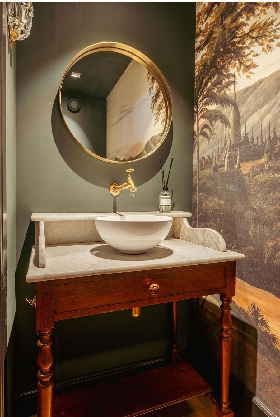 toilettes avec papier-peint panoramique