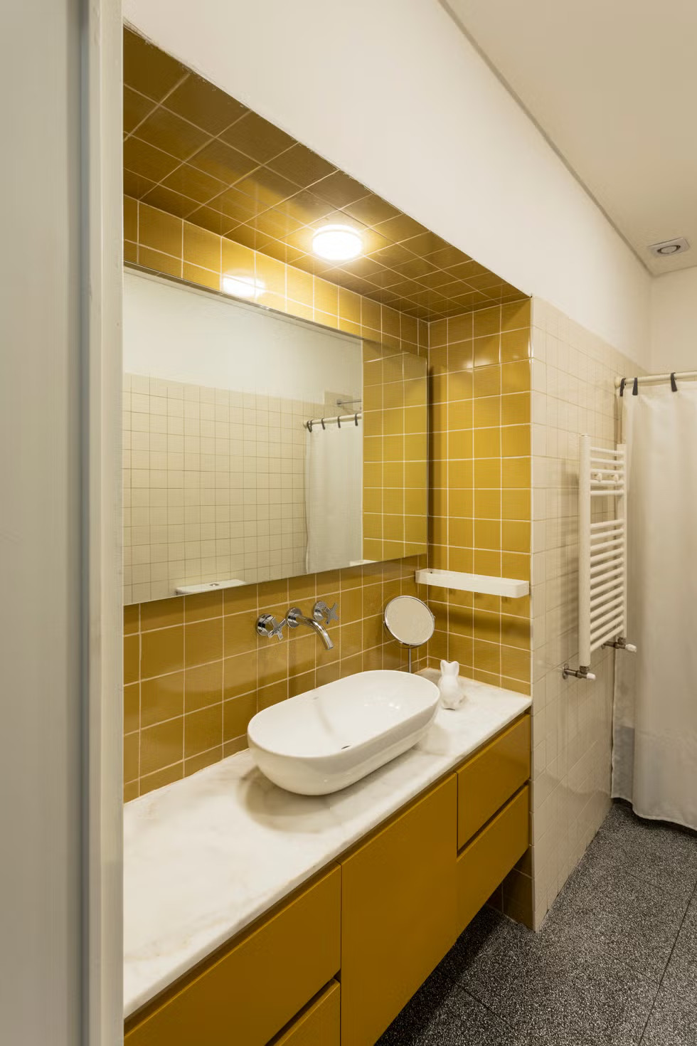 salle de bain design jaune moutarde
