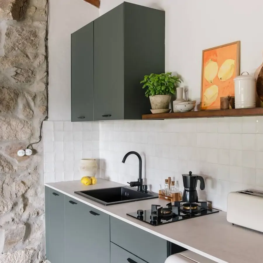 cuisine verte moderne petite maison en pierres de 50m2 cuisine verte moderne petite maison en pierres de 50m2